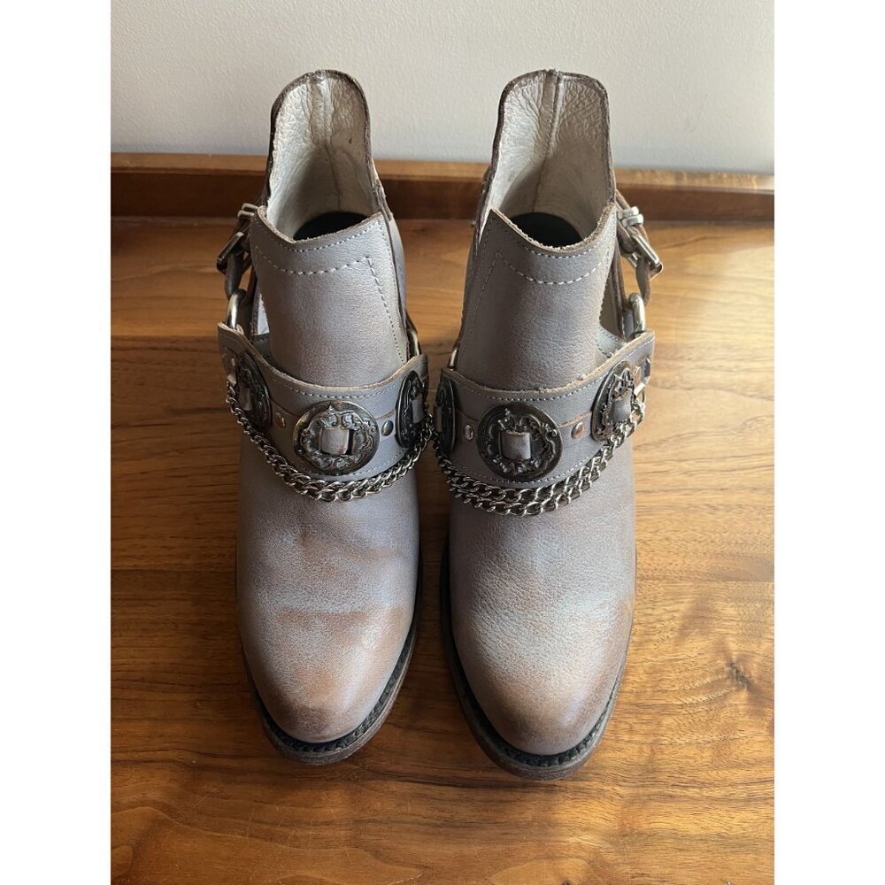 Freebird NEW Mystic Gray Leather Harness Ankle Boots Chain & Concho Sz 9 - Picture 6 of 11